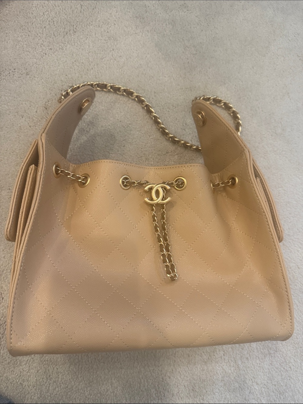 Chic Beige Quilted Shoulder Bag with Gold Chain Strap 25 CC - Picture 10 of 11